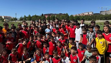 Cengiz Ünder memleketi Balıkesir'de genç sporcularla buluştu